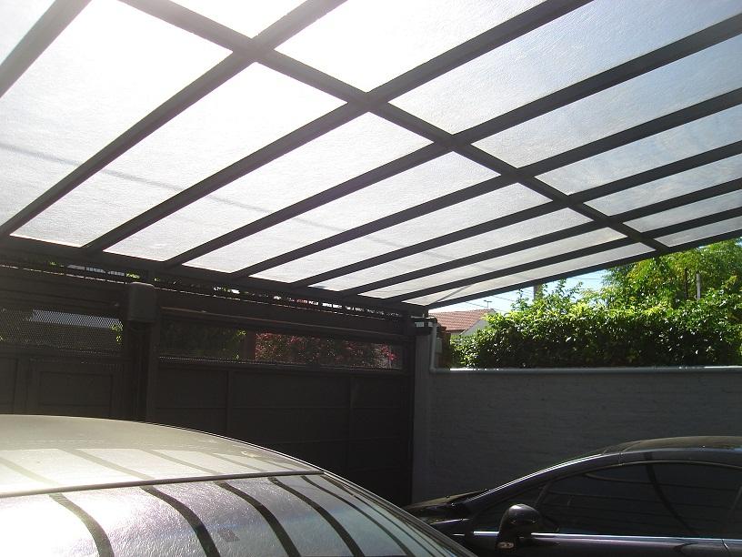 Techo para cochera traslucido en hierro con autos protegidos debajo